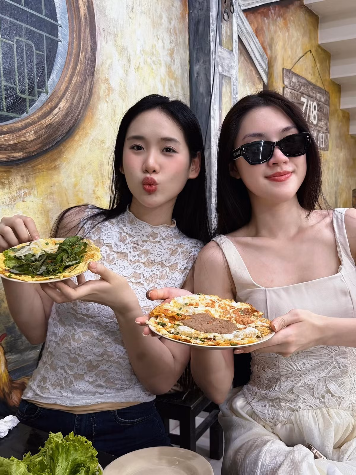 Hai nàng hậu "càn quét" các món ăn vặt khi ở Huế. Ảnh: FB Tâm Như.