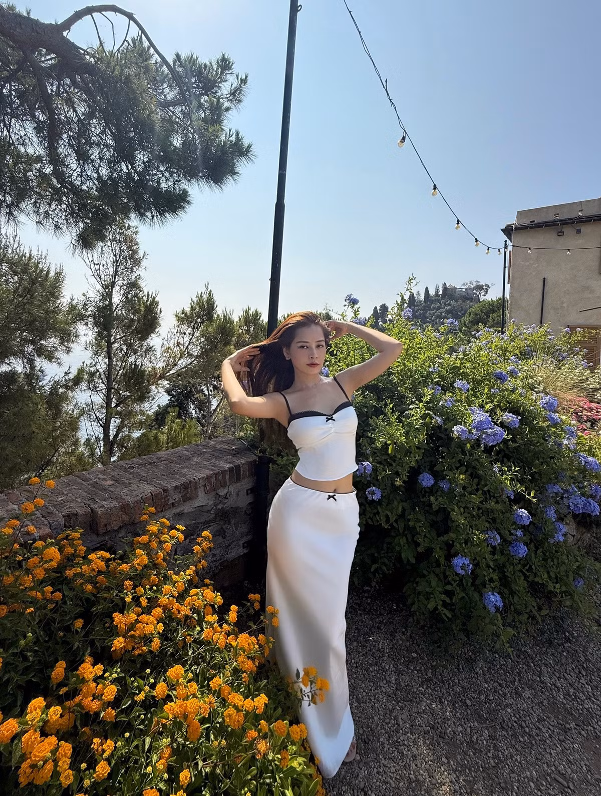 Những thiết kế chân váy dài kết hợp áo crop-top hoặc áo bèo nhún giúp cô khoe khéo vòng eo thon gọn mà vẫn giữ được nét cổ điển, lãng mạn như một "nàng thơ".