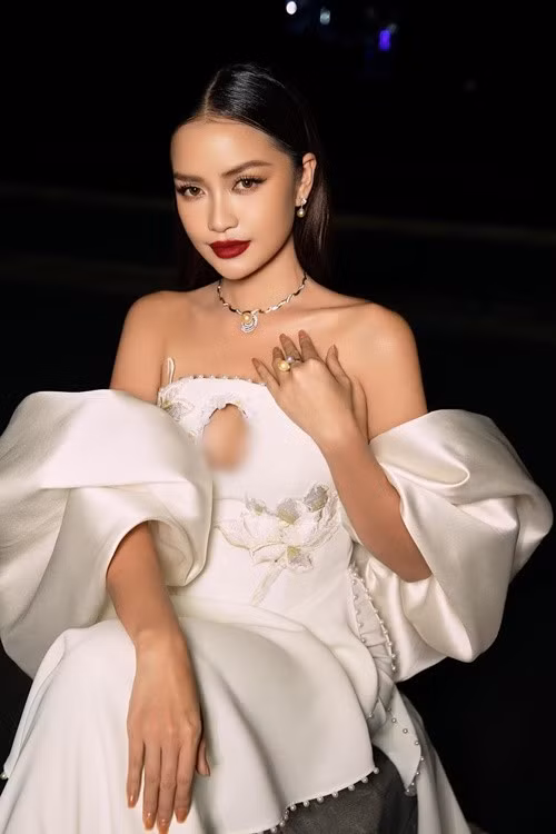 Sau khi trở thành hoa hậu, Ngọc Châu bị đồn dao kéo gương mặt. Trả lời Znews, người đẹp sinh năm 1994 khẳng định, cô không chỉnh sửa. Gương mặt của Ngọc Châu trông bầu bĩnh bởi cô tăng cân nhưng lười tập thể dục. Ảnh: FB Ngọc Châu.