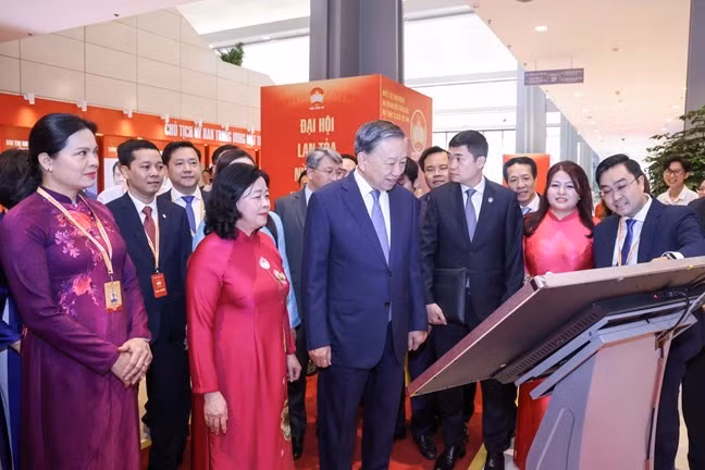 Tổng Bí thư, Chủ tịch nước Tô Lâm tham quan không gian triển lãm "Mặt trận số" tại Đại hội.