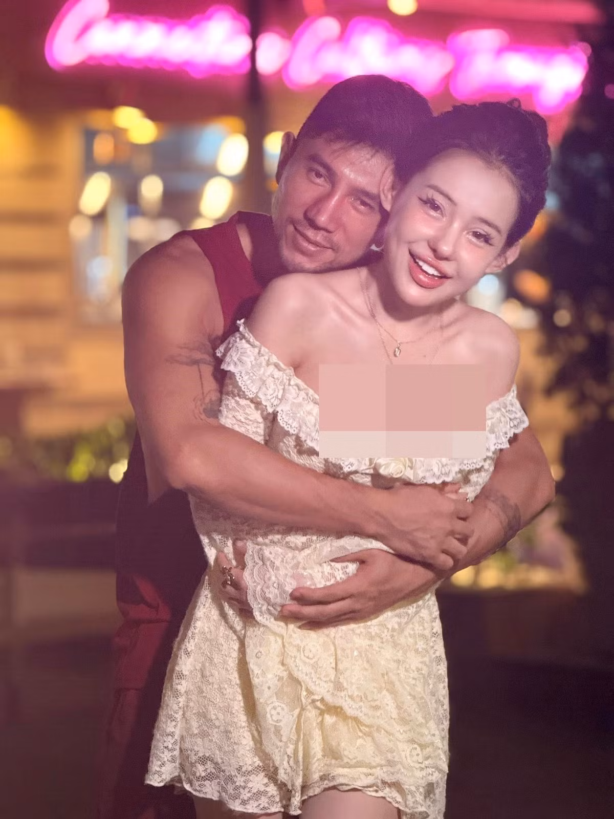 Cuộc tình giữa Ngân 98 và Lương Bằng Quang vướng nhiều ồn ào từ việc cả hai chênh lệch tuổi tác đến 16 tuổi hay phong cách thời trang mặc hở bạo của Ngân 98 đến hành động Lương Bằng Quang giúp người yêu thay đồ trong lúc livestream bán quần áo.