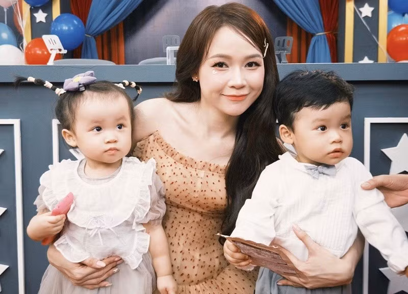 Hai bé Ijin và Ijun được mẹ lập tài khoản mạng xã hội riêng để lưu giữ những hình ảnh đáng yêu. Ảnh: FB Sam.