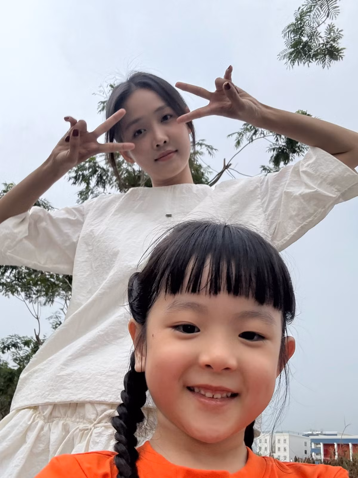 Trương Mỹ Nhân tiết lộ bé Bona sống tình cảm, ngoan ngoãn, thông minh, lém lỉnh, hiểu chuyện. Nữ người mẫu từng kể, khi về nhà lúc 3h sáng, cô được bé Bona hôn vào má. Ảnh: FB Trương Mỹ Nhân.