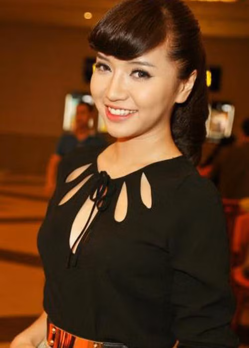 Bích Phương dao kéo mũi và cằm. Giọng ca Bùa yêu thừa nhận phẫu thuật thẩm mỹ vào năm 2020. Ảnh: FB Bích Phương.