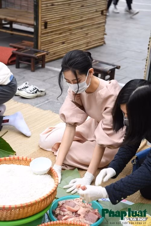 Nàng hậu tự tin gói bánh chưng dịp lễ Tết. Ảnh: Pháp Luật Xã Hội.