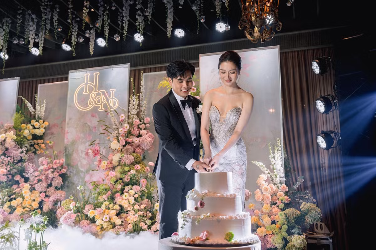 Nam ca sĩ còn bày tỏ: "Kể từ khoảnh khắc này chúng ta sẽ cùng nhau già đi".