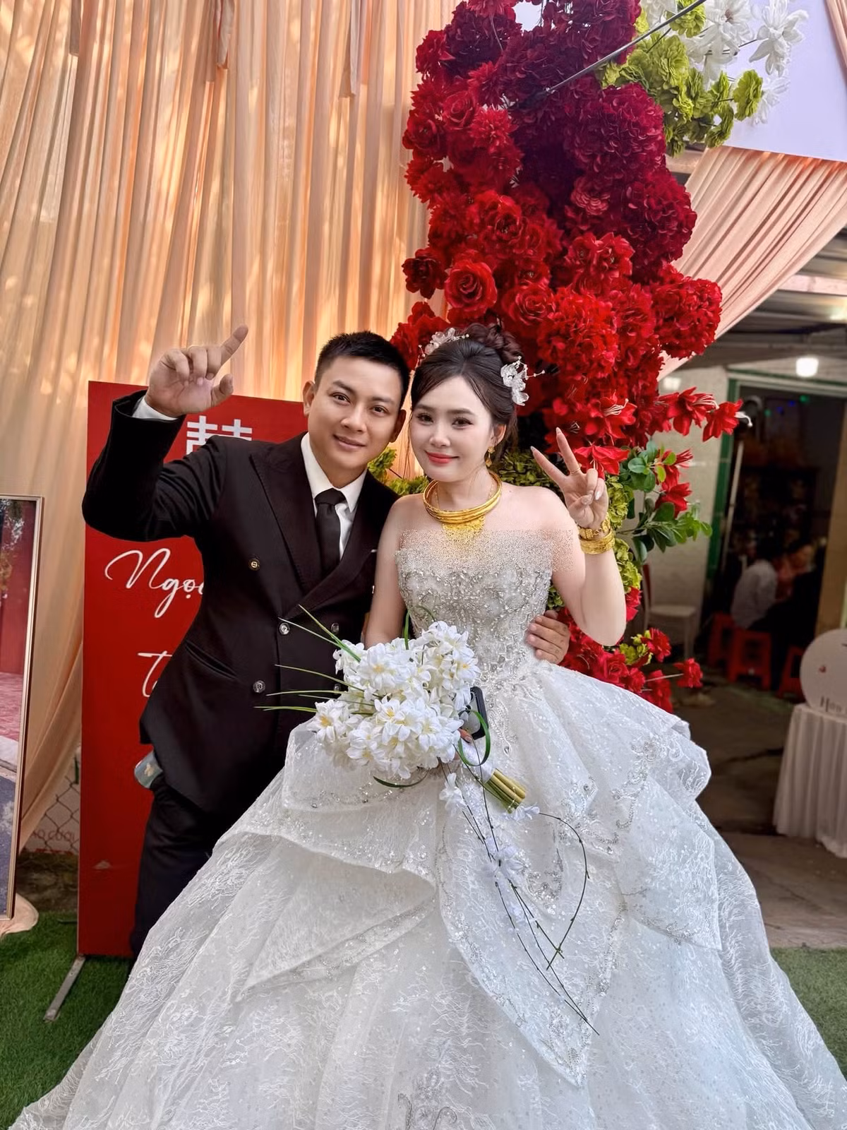Theo Vietnamnet, chuyên gia trang điểm Tuyết Minh cho biết cô dâu không giấu sự hồi hộp trước tiệc cưới vì nhà trai mời đông khách. Khoảng 200 người hâm mộ đến dự, trong đó có những người từ Hà Nội vào. Khách mời nghệ sĩ gồm Bạch Công Khanh, TiTi, rapper Billy và nhiều đồng nghiệp của Hoài Lâm.