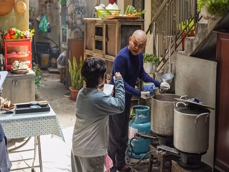 Đạo diễn, nhà sản xuất Minh Beta chia sẻ trên Tiền Phong, phở chỉ là chất dẫn, câu chuyện trung tâm của Mùi phở là tình cảm gia đình, các thành viên sống chung nhà nỗ lực tìm tiếng nói chung, xóa bỏ mâu thuẫn do khoảng cách thế hệ. Ảnh: VTV.