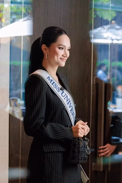 Mẫu túi đen của Hương Giang được cho có giá 50 triệu đồng. Ảnh: FB Hương Giang.