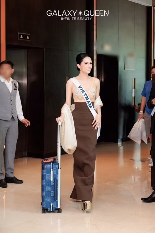 Hương Giang sử dụng chiếc vali khoảng 100 triệu đồng trong những ngày đầu tham gia cuộc thi. Ảnh: Galaxy Queen.