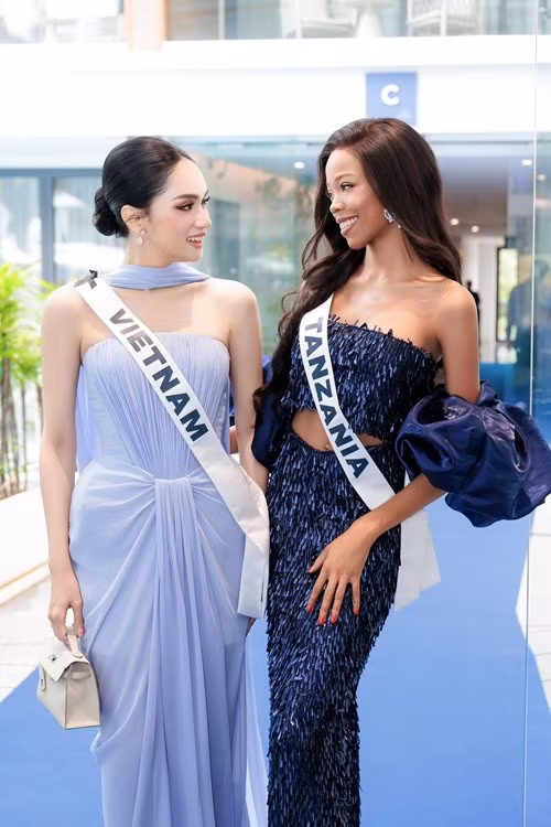 Theo Saostar, khi diện đầm xanh, Hương Giang xách túi 690 triệu đồng. Ảnh: Galaxy Queen.