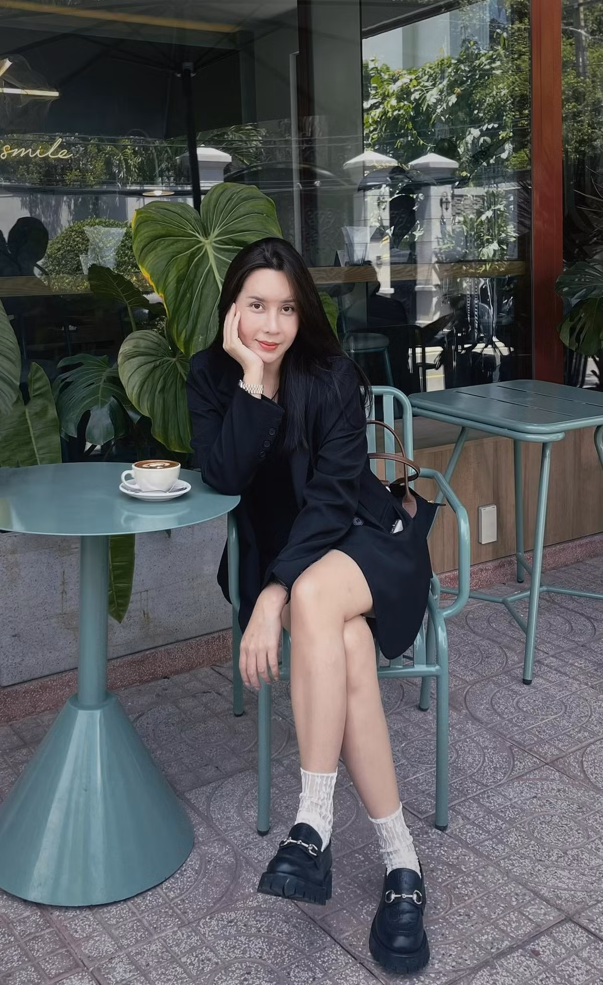 Nữ ca sĩ tốt nghiệp hệ đại học Thanh nhạc tại trường Đại học Văn hóa Nghệ thuật Quân đội. Các bài hát nổi bật của Lưu Hương Giang gồm: Giọt sương và chiếc lá, Đừng ngoảnh lại, Cô gái tự tin, Nụ hôn cuối.