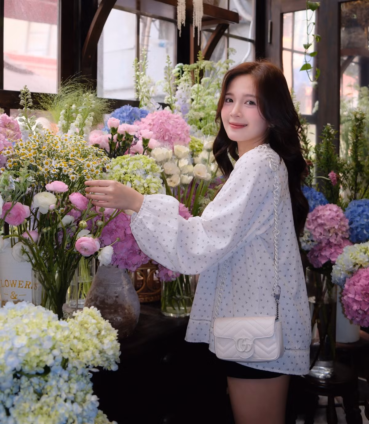 Phong cách thời trang đời thường của Ngọc Huyền thiên về sự thoải mái, trẻ trung nhưng vẫn có nét riêng. Ảnh: FB Ngọc Huyền.