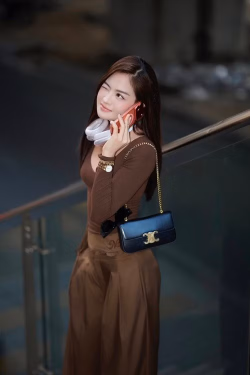 Không chỉ chú trọng trang phục, Thùy Anh còn thể hiện sự tinh tế trong cách phối phụ kiện. Túi xách nhỏ, trang sức tối giản hay kiểu tóc uốn nhẹ đều góp phần hoàn thiện hình ảnh thanh lịch nhưng vẫn thời trang.