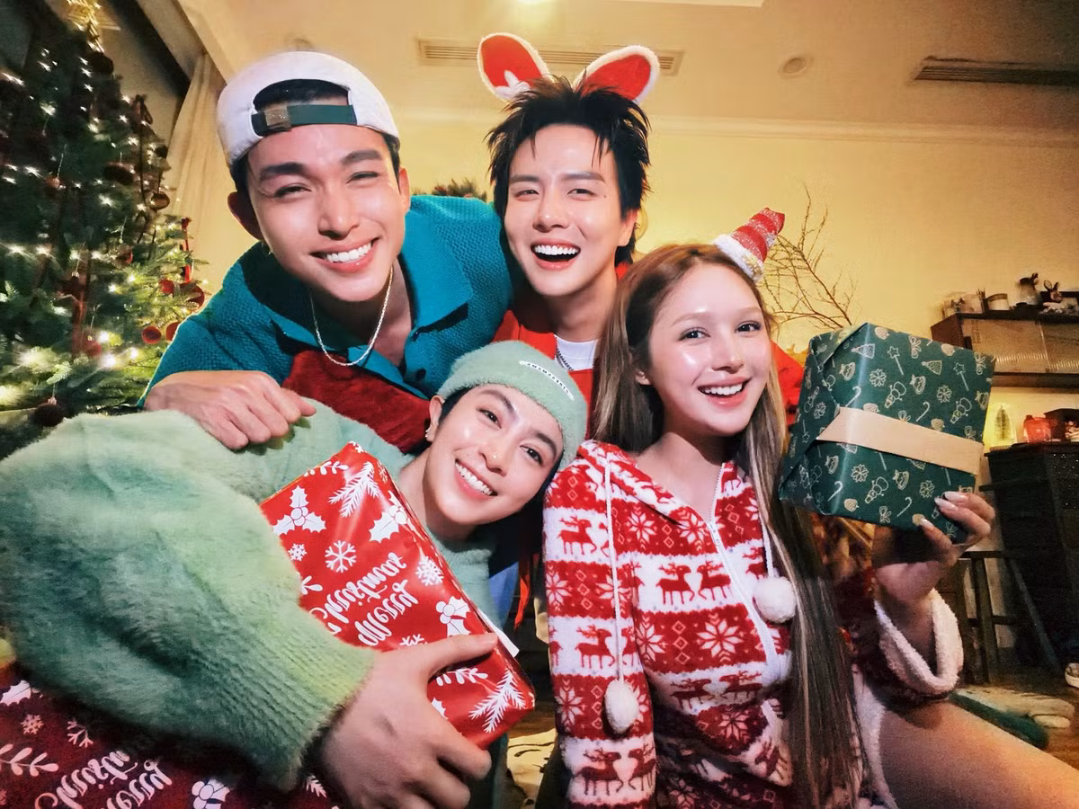 Diễn viên Duy Khánh, Gil Lê và Xoài Non tụ tập tại nhà riêng của ca sĩ Jun Phạm (ngoài cùng bên trái) để mừng Giáng sinh 2025. Ảnh: FB Jun Phạm.