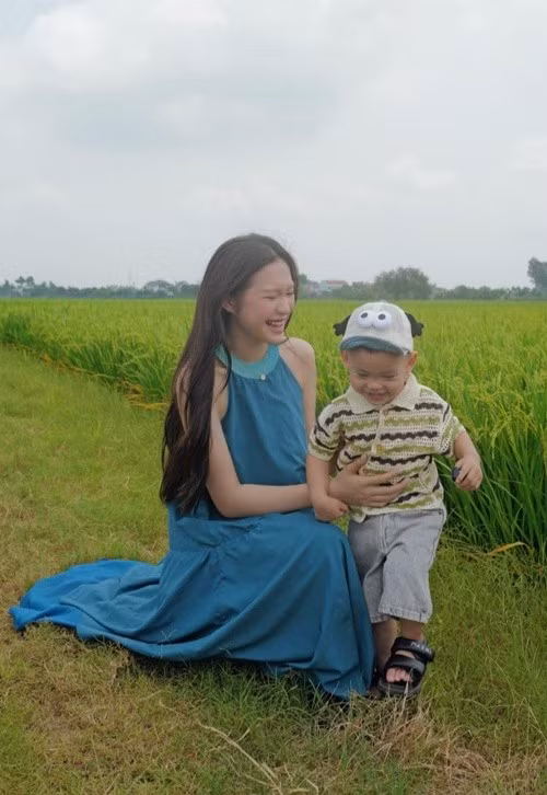 Doãn Hải My và bé Lúa xuất hiện giữa khung cảnh đồng quê yên bình. Những hình ảnh đời thường được Hải My đăng tải thời gian qua nhận nhiều tương tác bởi sự gần gũi, khác với hình ảnh chỉn chu thường thấy khi tham dự các sự kiện.