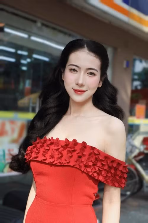 Làn da trắng mịn màng cũng là một lợi thế lớn giúp cô dễ dàng chinh phục nhiều phong cách trang điểm khác nhau, từ tông hồng cam trong trẻo, ngọt ngào cho đến những phong cách sắc sảo, hiện đại hơn. Ảnh: FB Hoài Nam.