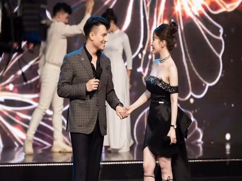 Việt Anh và Quỳnh Nga nắm tay khi song ca trong một chương trình vào tháng 1/2023. Ảnh: Thể Thao Văn Hóa.