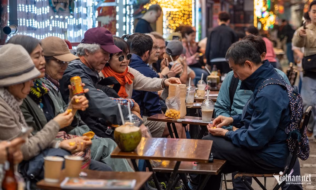 Phố đường tàu cũng thu hút đông người dân và du khách đến uống cà phê, du xuân trong những ngày đầu năm.