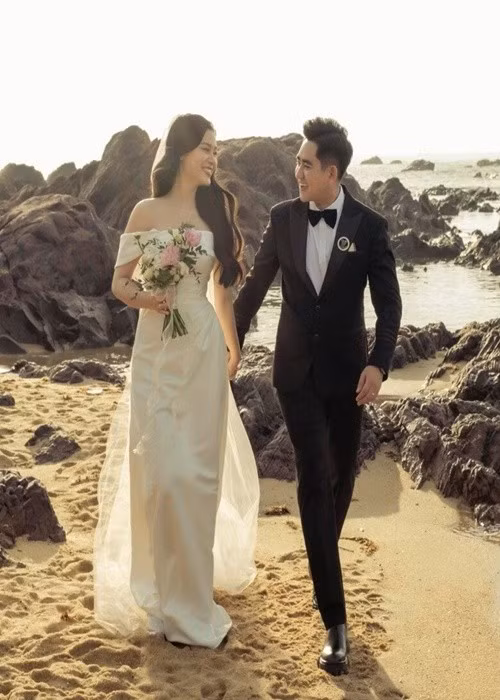 Theo Tiền Phong, Linh Lan chia sẻ, cô quen Đinh Kiến Phong từ năm 2019. Lúc Vân Quang Long qua đời, Đinh Kiến Phong đến chia buồn, động viên Linh Lan vượt qua biến cố. Sau 2 năm quen biết, cô đồng ý hẹn hò Đinh Kiến Phong. Ảnh: Người Đưa Tin.