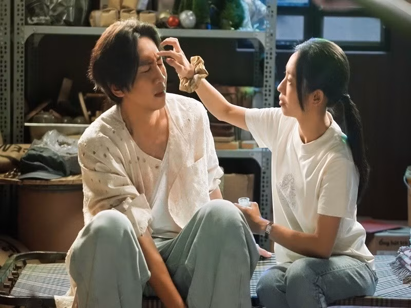 Theo Tiền Phong, Lee Kwang Soo cao đến 1m93 còn Hoàng Hà có chiều cao 1m55. Sự chênh lệch chiều cao của hai diễn viên khiến nhiều khán giả thích thú. Ảnh: FB Hoàng Hà.
