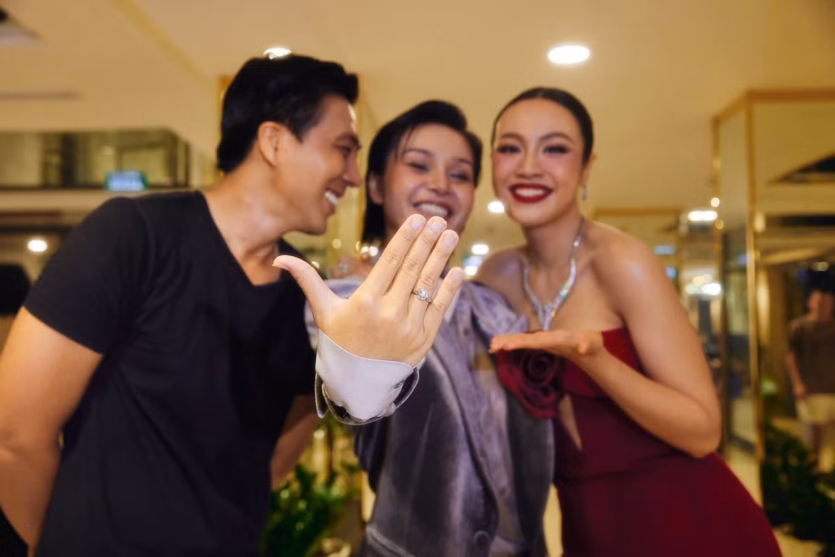 "Mình bên nhau không cần ồn ào, chỉ cần âm mỉ và bền lâu anh nhé", nữ người mẫu nhắn nhủ bạn trai sau khi được cầu hôn. Ảnh: FB Quang Sơn.