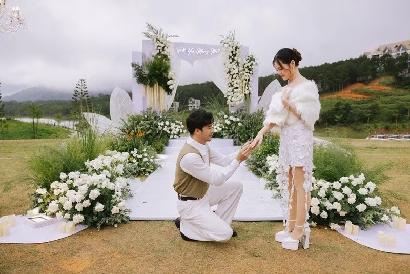 Trên trang cá nhân, diễn viên Đoàn Minh Tài vừa tung loạt ảnh cầu hôn Sunny Đan Ngọc vào ngày 25/6/2025. Ảnh: FB Đoàn Minh Tài.