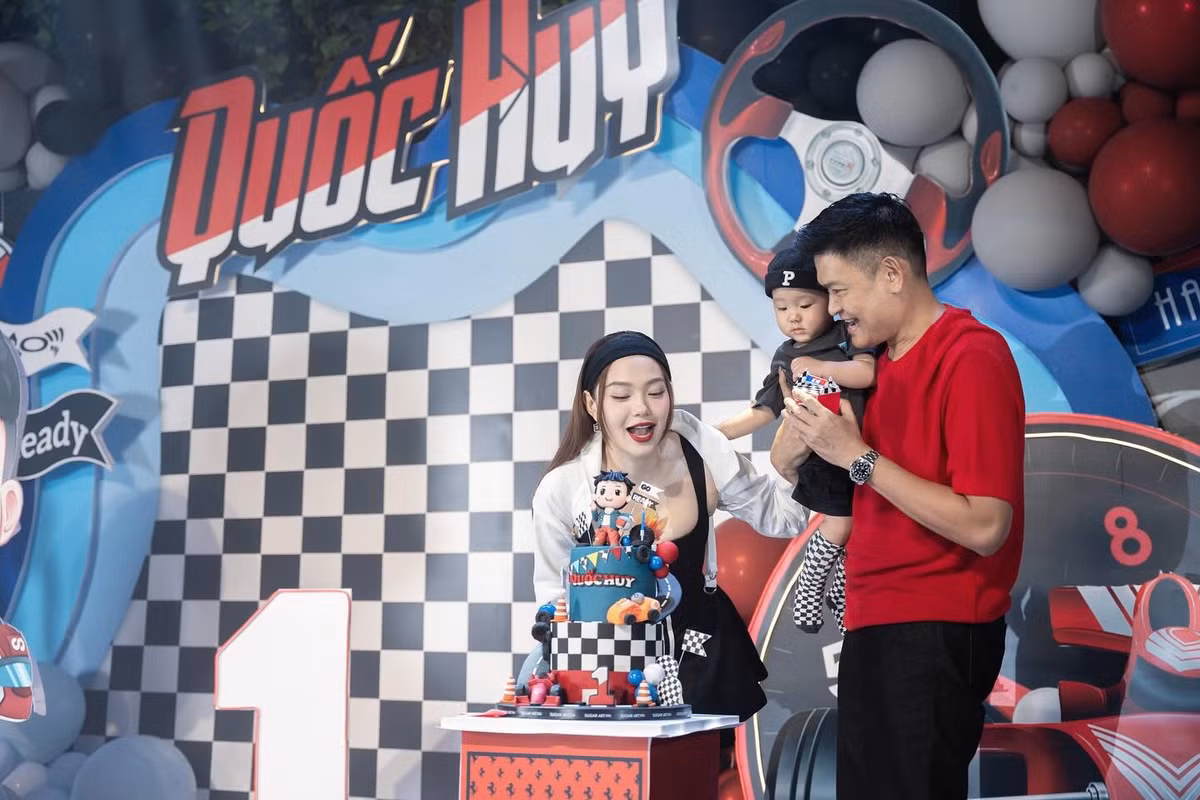Thời điểm hẹn hò, doanh nhân Quốc Bảo không hối thúc Minh Hằng kết hôn mà muốn cô hoàn thành hết các dự định đã đề ra. Sau khi kết hôn, vợ chồng nữ ca sĩ chọn có con bằng phương pháp thụ tinh trong ống nghiệm. Ảnh: Instagram Minh Hằng.