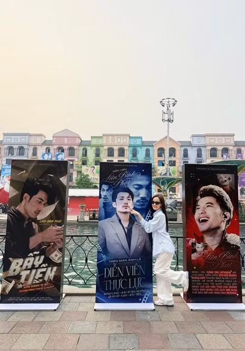 Nữ ca sĩ thích thú chụp ảnh bên các poster giới thiệu những dấu mốc trong sự nghiệp của Liên Bỉnh Phát. Nam diễn viên ghi dấu ấn qua nhiều bộ phim, chương trình truyền hình và hoạt động nghệ thuật khác.
