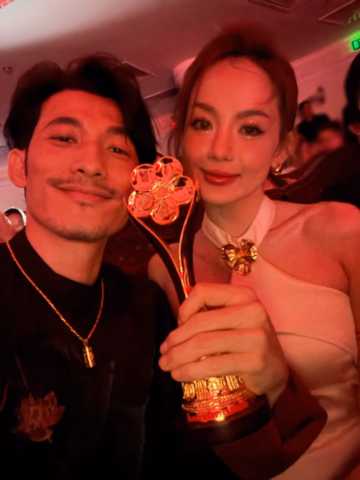Liên Bỉnh Phát đăng tải hình ảnh bên bạn gái - ca sĩ Ngọc Kayla sau khi đoạt giải Nam diễn viên điện ảnh - truyền hình được yêu thích nhất. Ảnh: FB Liên Bỉnh Phát.