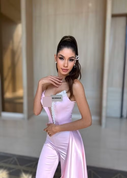 Ở Ấn Độ tham gia cuộc thi Miss World 2025 - Hoa hậu Thế giới 2025, Virmania Rodriguez chuộng váy áo táo bạo. Ảnh: FB Virmania Rodriguez.