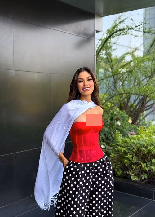 Virmania mặc áo corset bó sát tôn vòng một quyến rũ khi tham gia một hoạt động của cuộc thi Miss World 2025. Ảnh: FB Virmania Rodriguez.