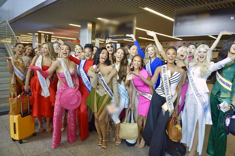 Miss Supranational 2025 có hơn 60 thí sinh tham dự. Mới đây, ban tổ chức công bố top 6 Supra Chat gồm đại diện Zambia, Ấn Độ, Zimbabwe, El Salvador, Curacao và Cayman Islands. Ảnh: Miss Supranational.