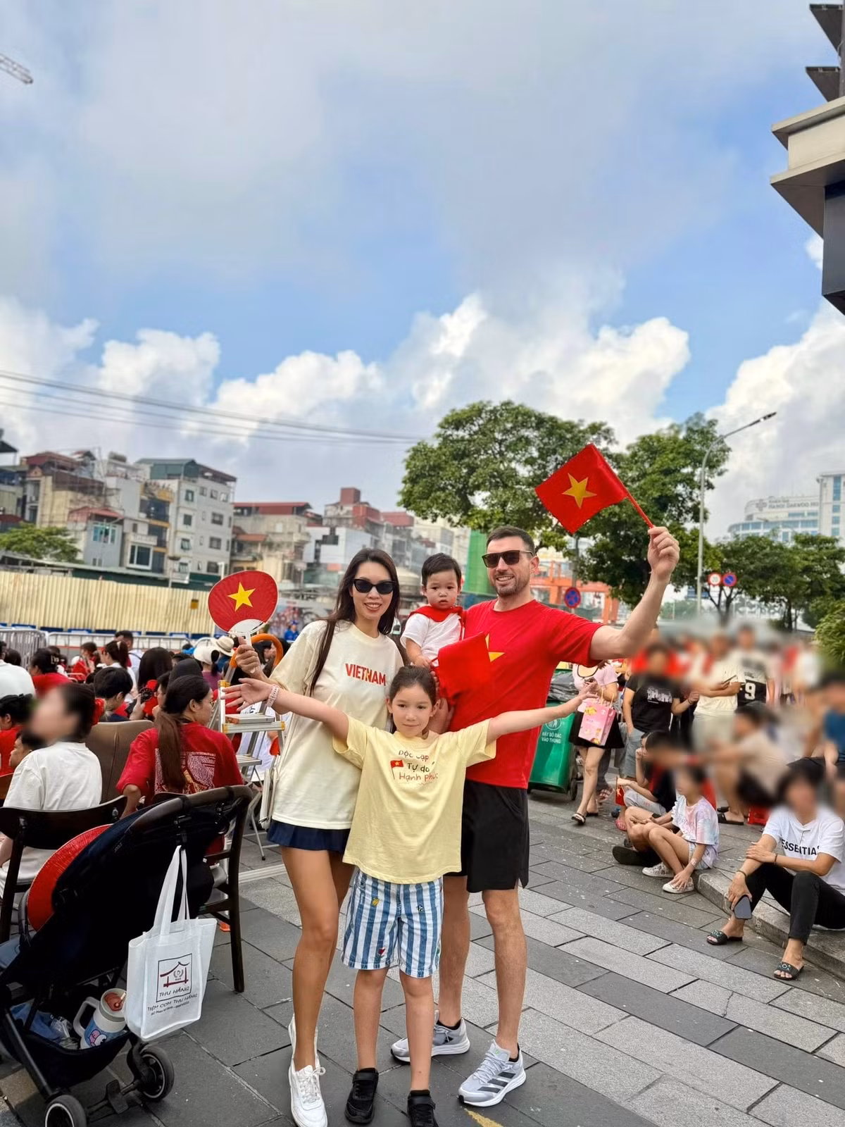 Siêu mẫu Hà Anh cùng chồng con háo hức xem diễu binh. Ảnh: FB Hà Anh.