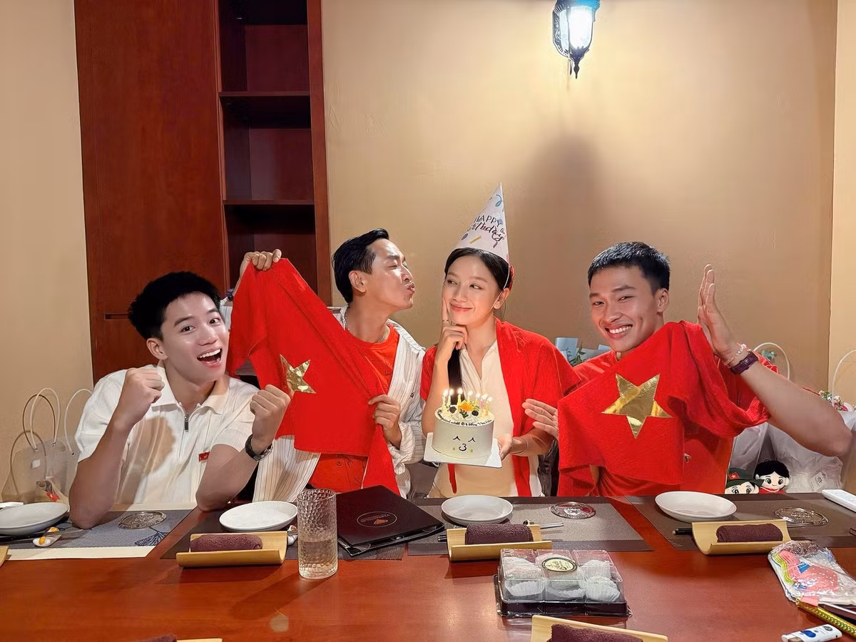 Cô lái đò của Mưa đỏ còn gửi lời cảm ơn đến gia đình và những người luôn đồng hành, ủng hộ và tiếp thêm động lực cho cô trên từng chặng đường.