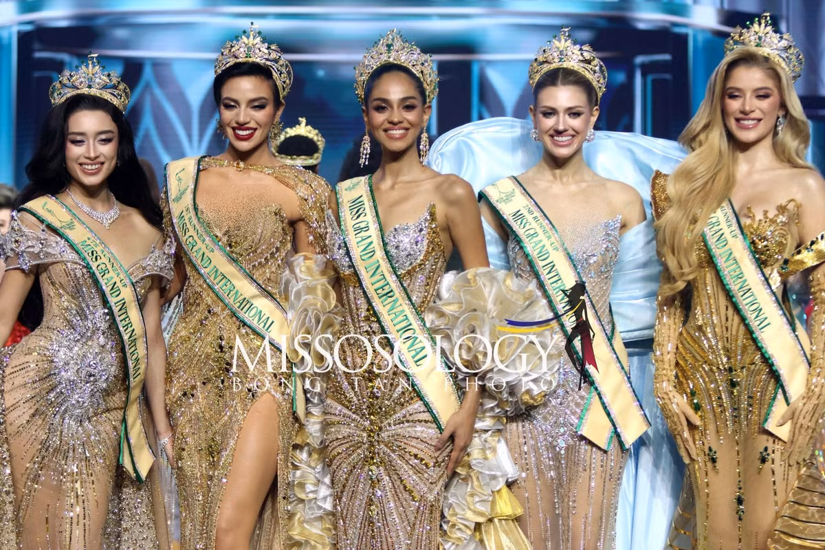 Tại chung kết Miss Grand International 2026 ở Bangkok, Thái Lan, Shyare Andrade (Ecuador) giành danh hiệu Á hậu 1, Beau Megan Goos (Hà Lan) đạt Á hậu 2, Ximena Carrillo (Guatemala) là Á hậu 3 và đại diện Việt Nam Emoura Phạm nhận danh hiệu Á hậu 4. Mỗi người đẹp có thế mạnh riêng về học vấn, kinh nghiệm nghệ thuật và hoạt động cộng đồng. Ảnh: Missosology.