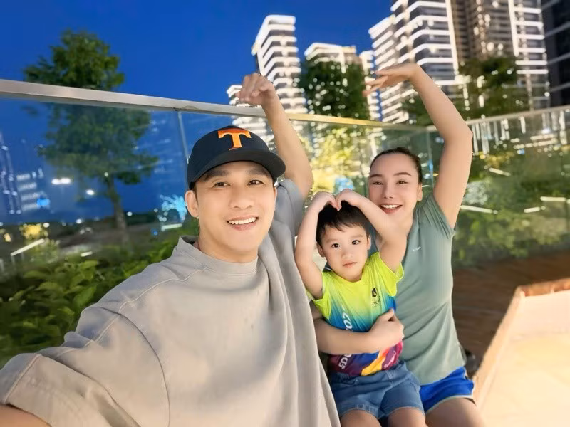 Trên trang cá nhân, doanh nhân Hoàng Công Thành chia sẻ hình ảnh cùng Hồ Quỳnh Hương và bé Táo trong một buổi dạo chơi. Ảnh: FB Công Thành.