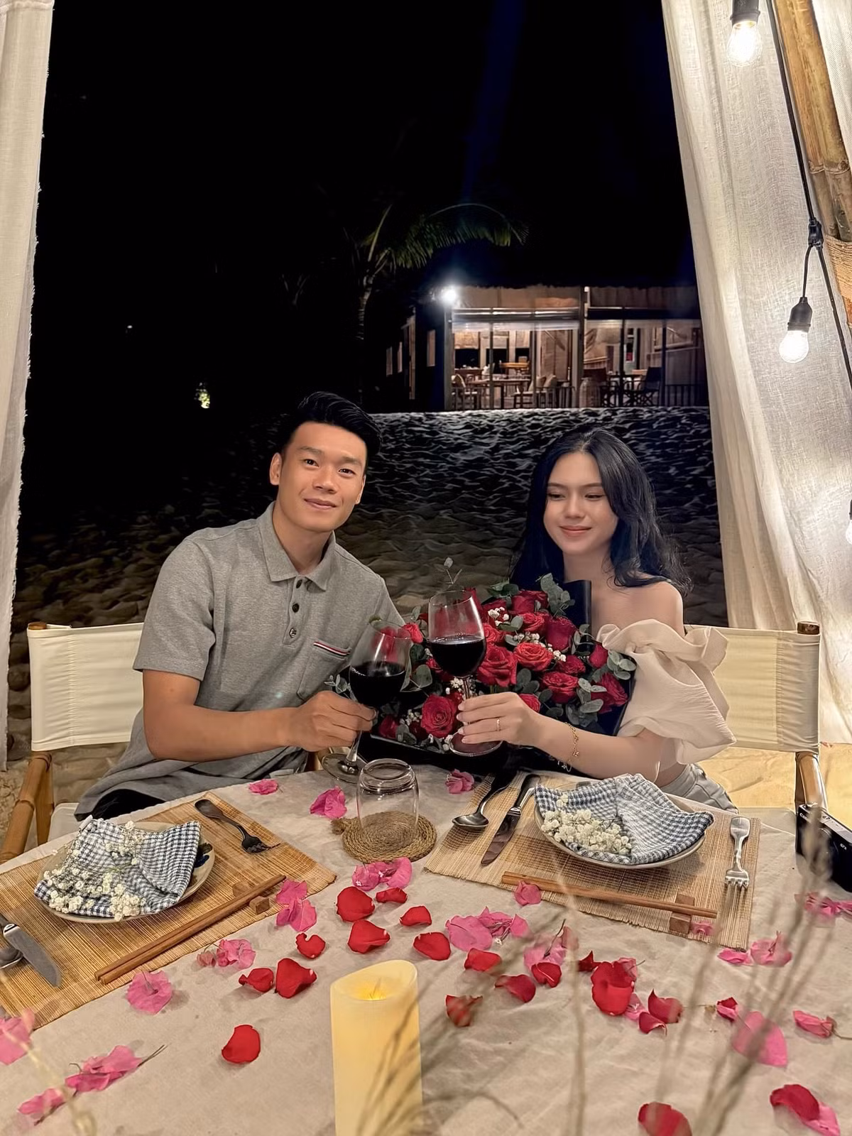 Ít ngày trước, vợ chồng nam cầu thủ tổ chức lễ đầy tháng cho con trai thứ hai. Thông tin này khiến nhiều người bất ngờ khi trước đó cả hai gần như giữ kín tin vui.