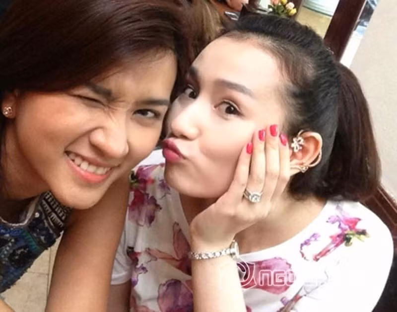 Theo Gia Đình Việt Nam, năm 2014, Lã Thanh Huyền (phải) bao nguyên rạp chiếu phim để cùng Kim Tuyến xem phim. Ảnh: Gia Đình Việt Nam.