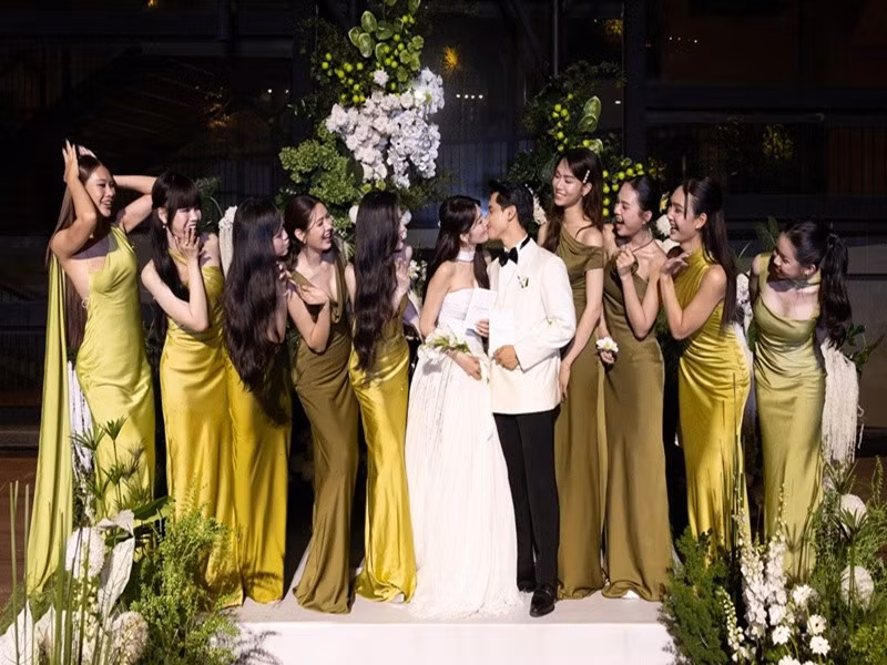 Phát Nguyễn nói: “Anh hứa cùng em chăm lo cho con cái, gia đình, bằng tình yêu, hiểu biết và trách nhiệm...Anh biết hạnh phúc sẽ không tự có, mà phải xây dựng từng ngày, trong từng hơi thở và nỗ lực nhỏ bé của chúng mình. Nếu em quên sạc điện thoại trước khi đi ngủ, anh sẽ sạc thay em, những lúc em bận mà quên ăn, anh sẽ làm đồ ăn cho em”. Ảnh: Tiền Phong.