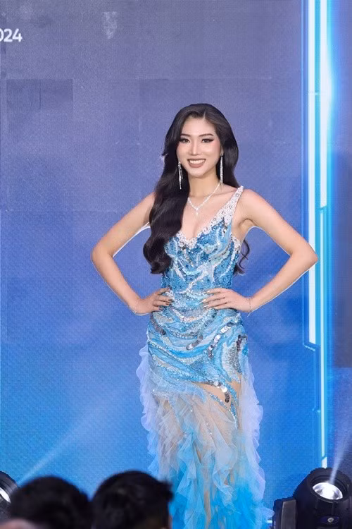 Ban tổ chức Miss Cosmo Vietnam 2025 - Hoa hậu Hoàn vũ Việt Nam 2025 vừa cho biết , thí sinh Trương Thị Thùy Trang - SBD 483 chính thức dừng bước tại cuộc thi năm nay vì lý do cá nhân. Ban tổ chức đánh giá thí sinh này nghiêm túc và có tinh thần cầu tiến. Ảnh: FB Thùy Trang