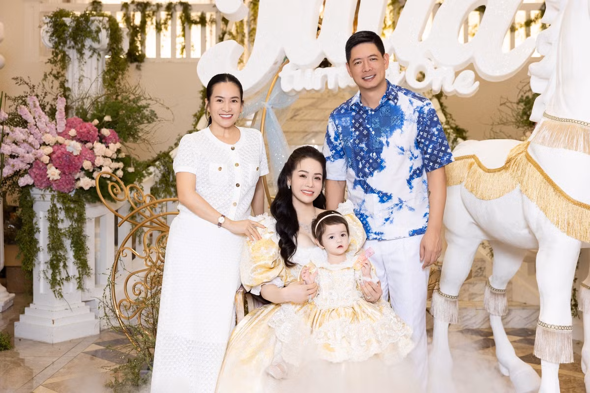 Vợ chồng diễn viên Bình Minh – doanh nhân Anh Thơ sánh đôi dự tiệc sinh nhật bé Julia- con gái Nhật Kim Anh. Ảnh: FB Nhật Kim Anh.