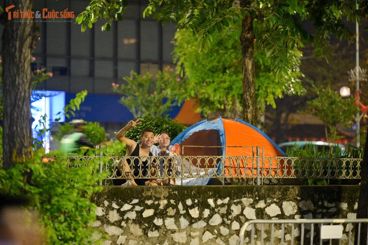 Ai cũng mong giữ được chỗ đẹp để sáng mai được tận mắt chứng kiến lễ diễu binh A80.