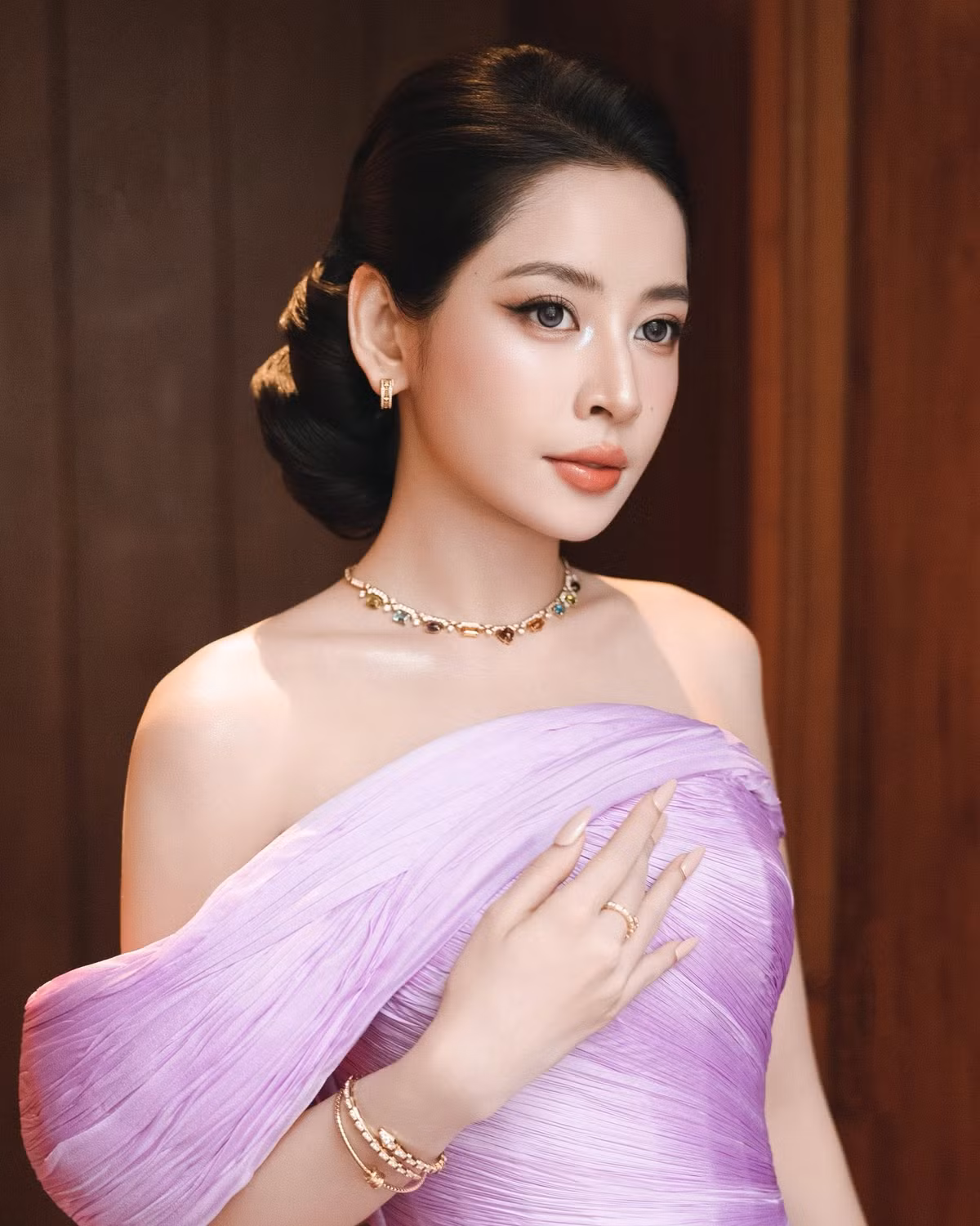 Theo Vietnamnet, tháng 3/2026, Chi Pu ra mắt vai trò đồng sáng lập kiêm điều hành một công ty giải trí mới, hướng đến hỗ trợ các nghệ sĩ trẻ phát triển sự nghiệp. Ý tưởng này được ấp ủ trong 3 năm, với hơn một năm chuẩn bị đội ngũ, định hướng và phương thức vận hành. Nữ nghệ sĩ kỳ vọng xây dựng môi trường làm việc chuyên nghiệp, giúp nghệ sĩ phát triển lâu dài và tiếp cận thị trường quốc tế. Ảnh: FB Chi Pu.