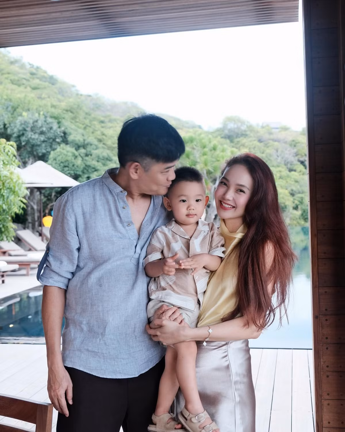 "Mẹ chỉ muốn dành hết sự tập trung cho con, vì thế, gia đình mình quyết định tổ chức một chuyến đi sinh nhật theo phong cách “chữa lành” đặc biệt", nữ ca sĩ viết. Ảnh: FB Minh Hằng.