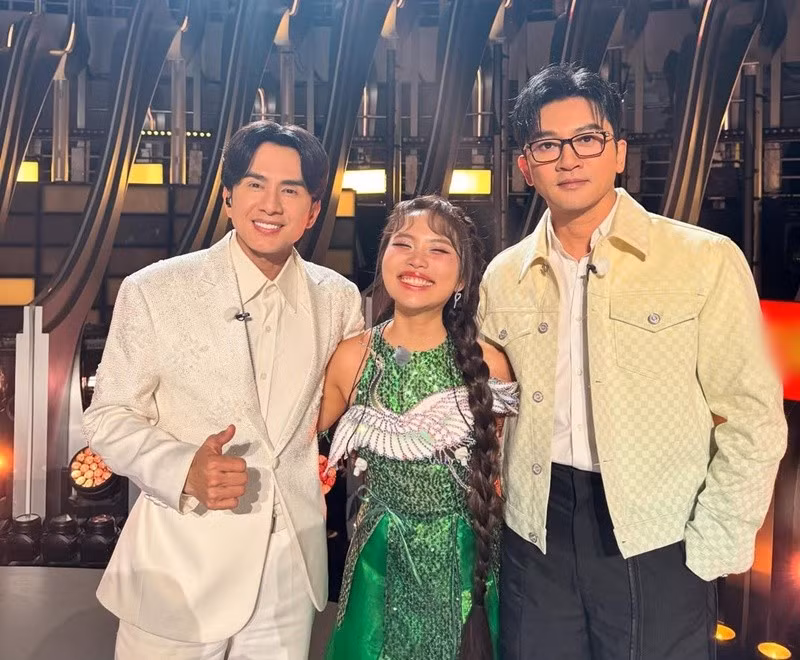 Ca sĩ Đan Trường cảm thấy tự hào và hài lòng trước phần thể hiện của Phương Mỹ Chi. Ảnh: FB Phương Mỹ Chi.