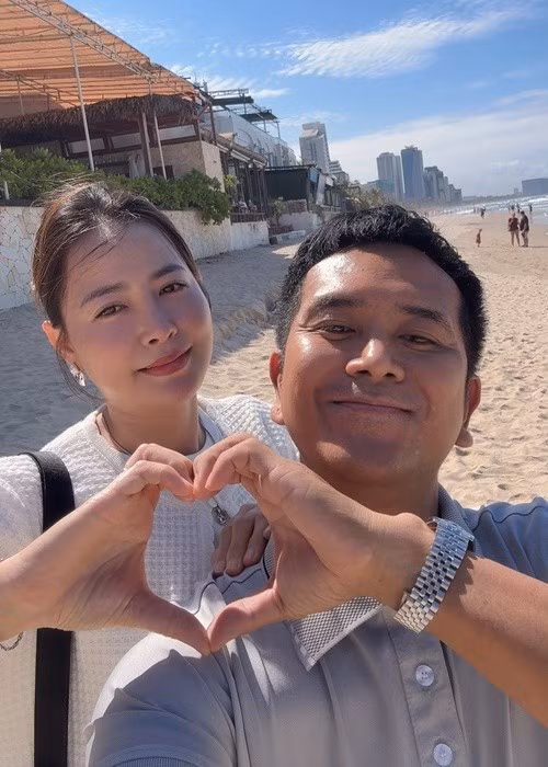 Trên trang cá nhân, Hùng Thuận đăng tải loạt ảnh hai vợ chồng tận hưởng không khí biển trong chuyến nghỉ dưỡng dịp Valentine. Nam diễn viên viết dí dỏm: “Dắt ‘cục vàng’ đi chơi Valentine sớm. Yêu vợ”.