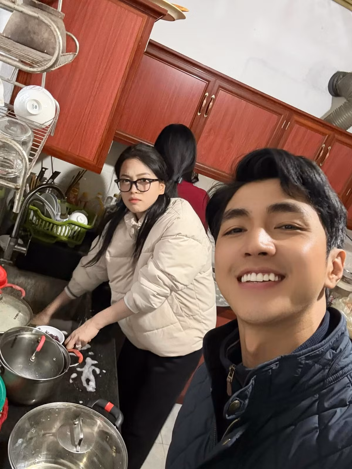 Phương Nga được lòng gia đình chồng. Mỗi khi về nhà chồng, nàng hậu không ngại ngần rửa bát, dọn dẹp. Ảnh: FB Bình An.