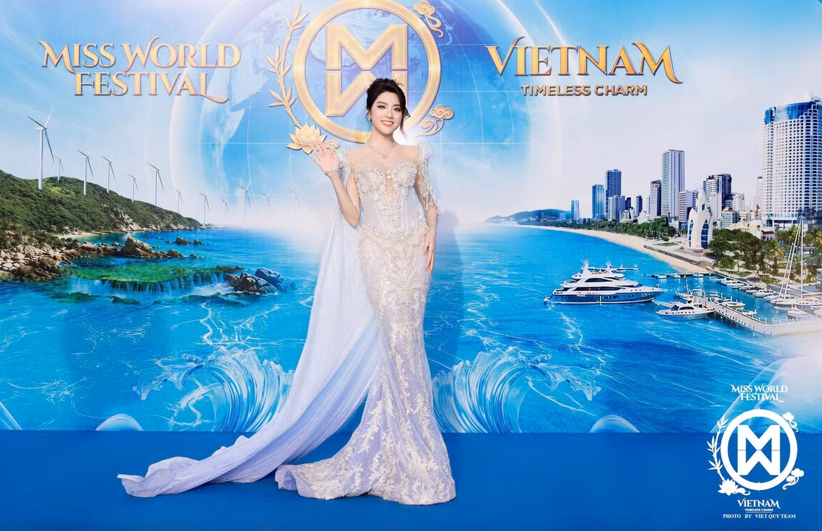 Hoa hậu Phan Phương Oanh lựa chọn váy dạ hội tông trắng bạc với phần thân ôm, phủ họa tiết đính kết. Thiết kế có tà dài phía sau, tạo độ mềm mại khi tạo dáng. Cô búi tóc cao và sử dụng trang sức nhỏ.
