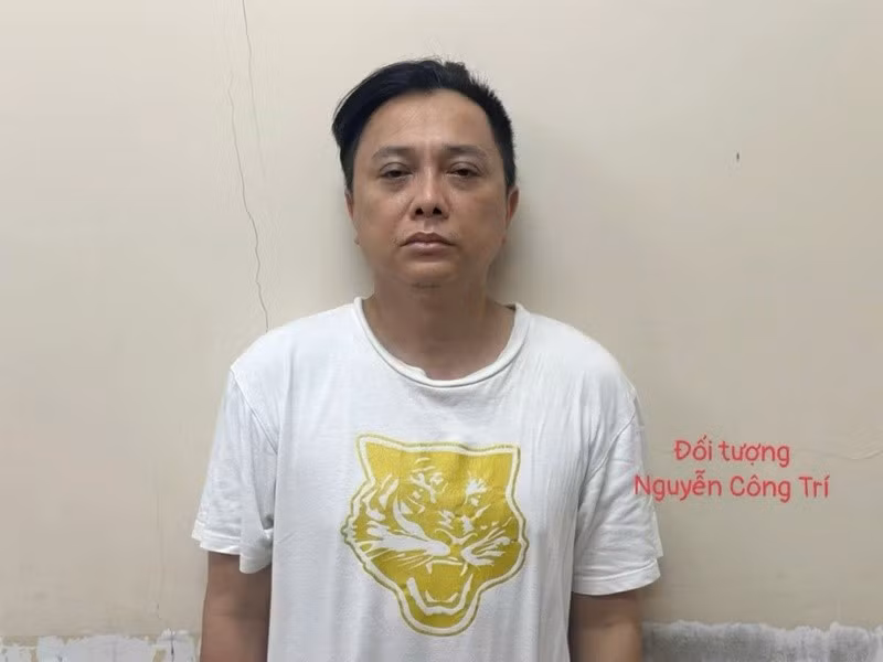 Cũng mới đây, nhà thiết kế Công Trí vướng ồn ào sử dụng trái phép chất ma túy. Cụ thể, khi mở rộng truy xét một đường dây, Phòng Cảnh sát điều tra tội phạm về ma túy và Công an phường Tân Hòa, Công an TPHCM phát hiện Trần Phú Long Nguyễn Công Trí (SN 1978, nghề nghiệp: thiết kế thời trang – thường được biết đến với tên gọi Nhà thiết kế Nguyễn Công Trí) có liên quan và sử dụng trái phép chất ma tuý vào tối ngày 23/6 tại nhà riêng ở phường Tân Hưng, TPHCM. Ảnh: VOV.